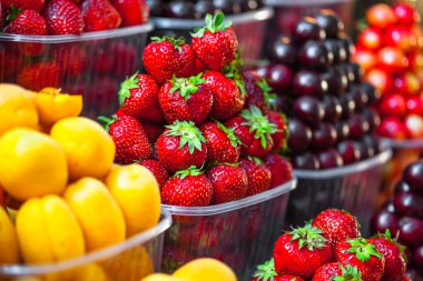 Çilek bir pazarda sepeti