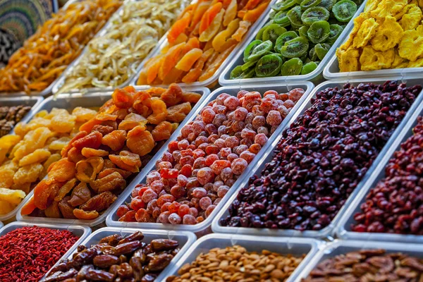 Blandade torkade frukter på bazaar — Stockfoto