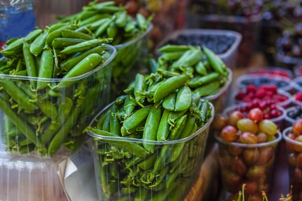 Группа зеленого гороха на летнем рынке — стоковое фото