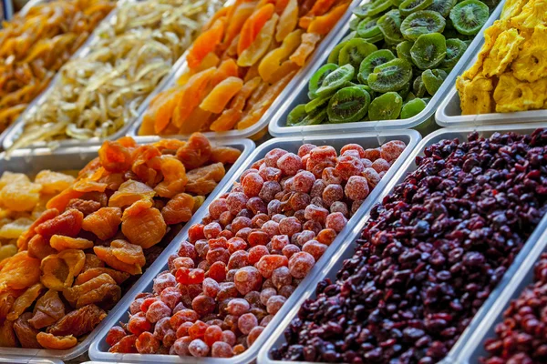 Blandade torkade frukter på bazaar — Stockfoto