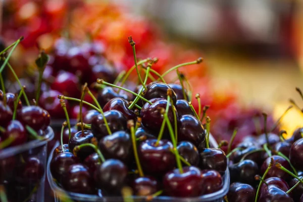 Körbe mit Beeren auf einem Markt — Stockfoto