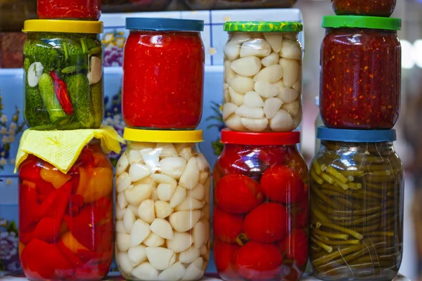 Verduras conservadas en frascos de vidrio — Foto de Stock