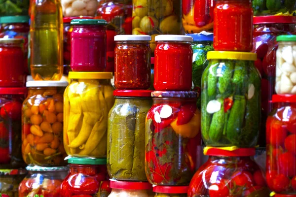 Сохранившиеся овощи в стеклянных банках — стоковое фото