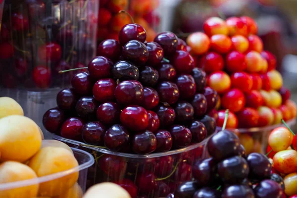 Körbe mit Beeren auf einem Markt — Stockfoto