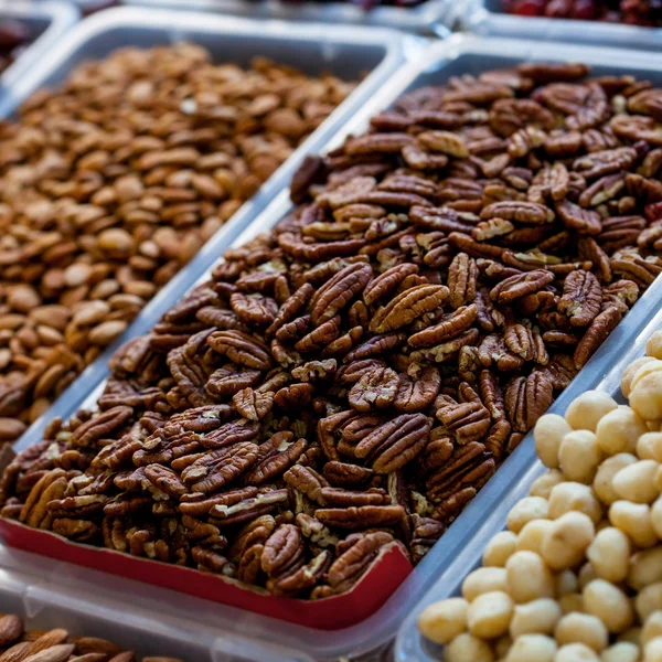 De Pecan noten op de markt — Stockfoto