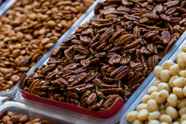 De Pecan noten op de markt — Stockfoto