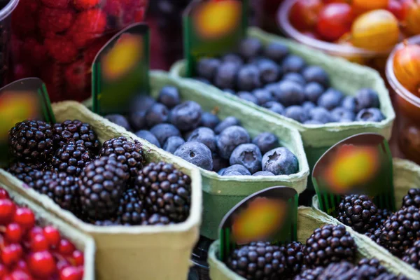 Смешанные ягоды на экологическом рынке — стоковое фото
