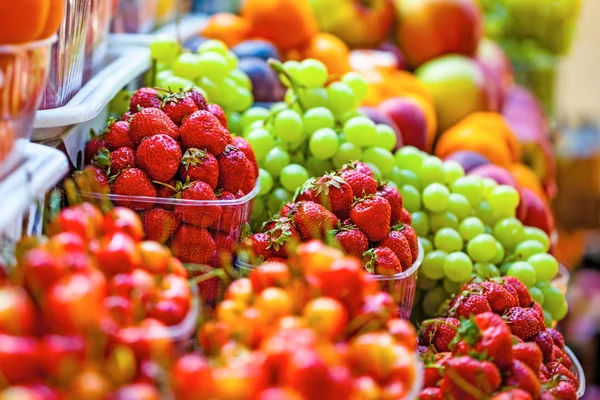 Fresh market produce at an outdoor farmer's market — Stock Photo, Image