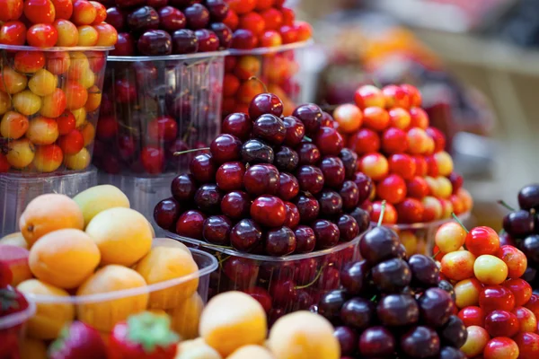 Cestas de bayas en un mercado —  Fotos de Stock