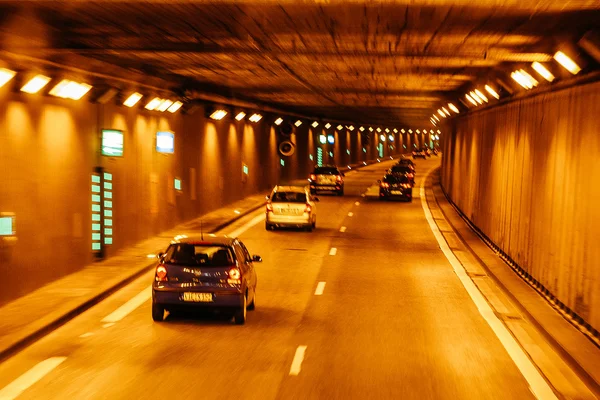 베를린, 독일-2015 년 5 월 18 일: 2015 년 5 월 18 일에 독일의 아우토반도로에 새로운 터널. — 스톡 사진