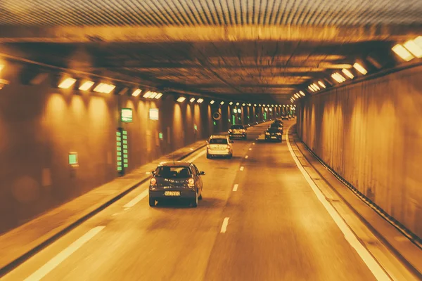 德国柏林-2015 年 5 月 18 日 ︰ 2015 年 5 月 18 日在德国的高速公路道路新隧道. — 图库照片