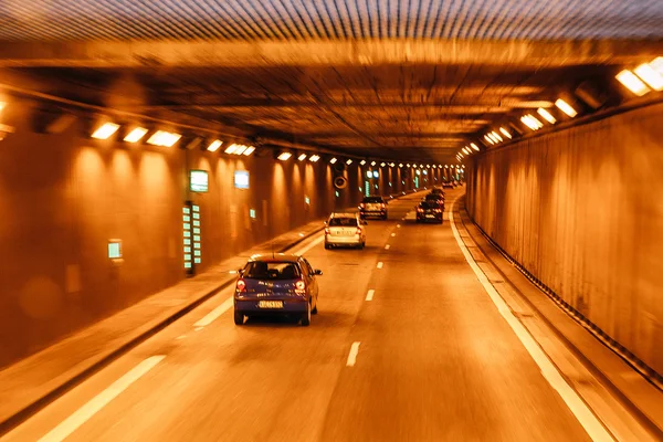 Berlin, Tyskland - 18 maj 2015: Ny Tunnel på vägen autobahn — Stockfoto