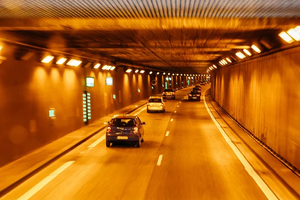 Berlin, Duitsland - 18 mei 2015: Nieuwe Tunnel op de weg van de autosnelweg — Stockfoto