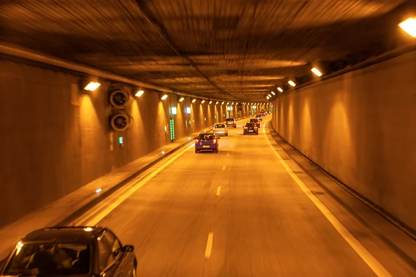 베를린, 독일-2015 년 5 월 18 일: 2015 년 5 월 18 일에 독일의 아우토반도로에 새로운 터널. — 스톡 사진