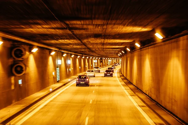 德国柏林-2015 年 5 月 18 日 ︰ 新隧道的高速公路道路上 — 图库照片