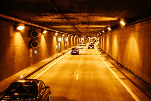 Berlin, Tyskland - 18 maj 2015: Ny Tunnel på autobahn vägarna — Stockfoto