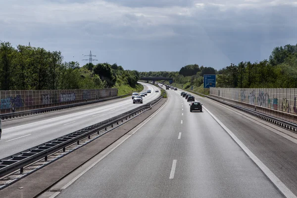 ZONA DI BERLINO - 18 MAGGIO: traffico stradale su un'autostrada tedesca il 1 maggio — Foto Stock