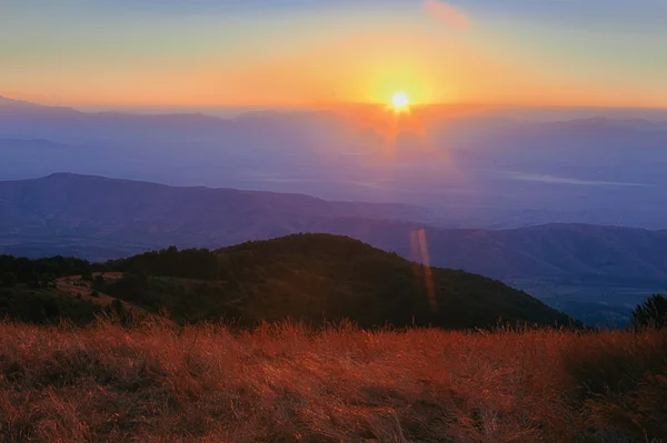 Majestuoso amanecer en las montañas de Krushevo, Makedonia — Foto de Stock