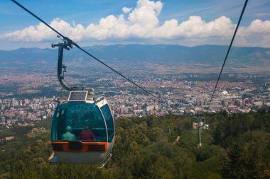 Teleferik havadan görünümü vodno Dağı ve arka planda sermaye Üsküp, Makedonya