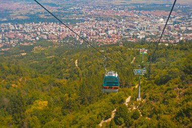 Teleferik havadan görünümü vodno Dağı ve arka planda sermaye Üsküp, Makedonya