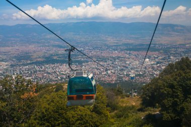 Teleferik havadan görünümü vodno Dağı ve arka planda sermaye Üsküp, Makedonya