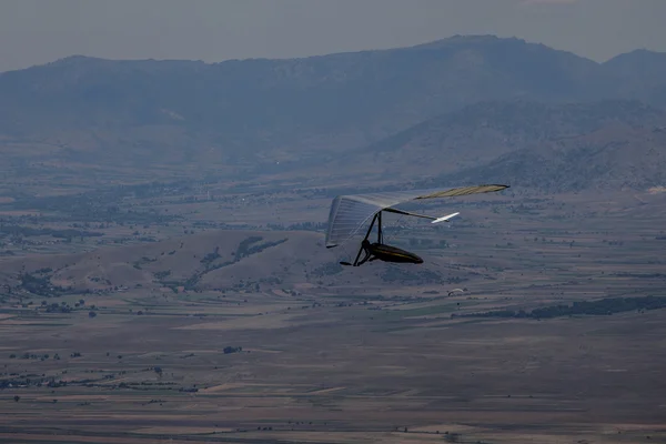 Planeador colgante volando en las montañas en Makedonia — Foto de Stock