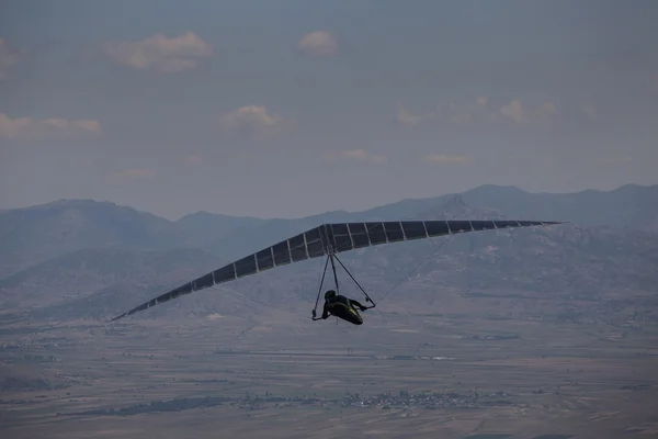 悬挂式滑翔机飞行在马其顿山区 — 图库照片