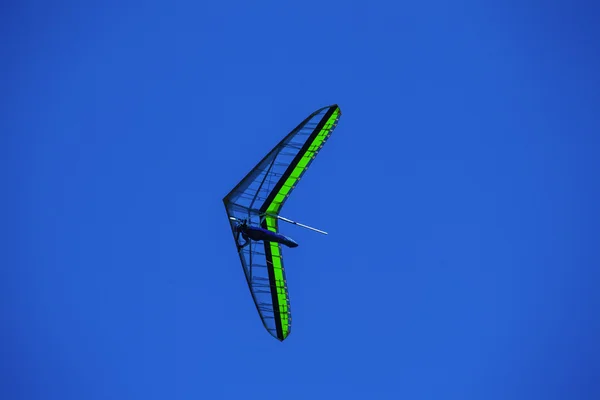 Hang glider flying in the mountains in Makedonia — Stock Photo, Image
