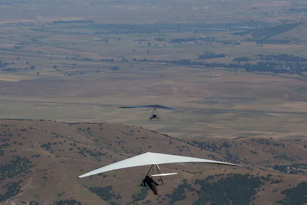 Planeador colgante volando en las montañas en Makedonia durante el europeo —  Fotos de Stock