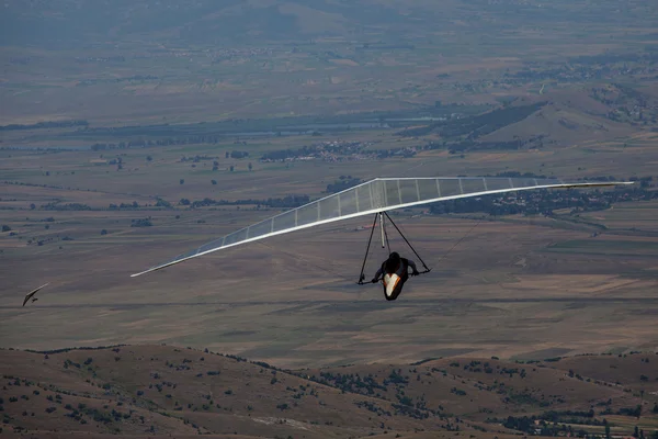 悬挂式滑翔机在马其顿山区飞行期间欧洲 — 图库照片
