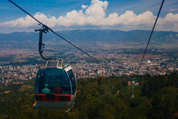 Vista aérea del teleférico en la montaña Vodno y el fondo de la capital Skopje, Macedonia —  Fotos de Stock
