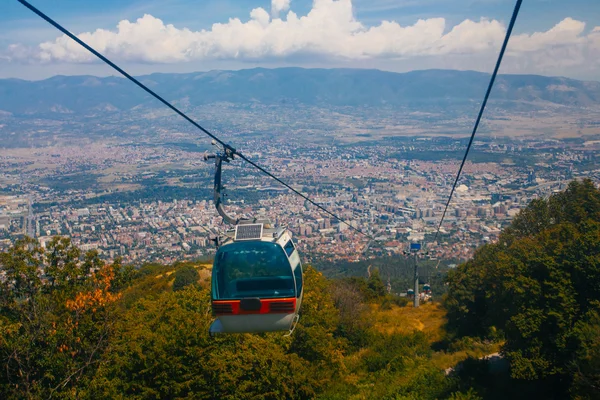 Vista aérea do teleférico na montanha Vodno e fundo da capital Skopje, Macedônia — Fotografia de Stock