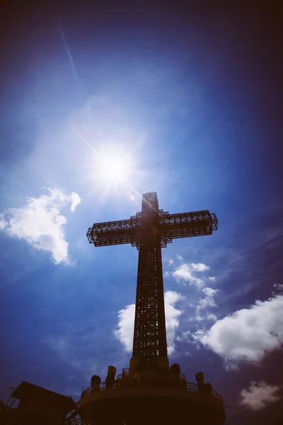 Крест Тысячелетия на вершине Водненского горного холма над Скопье, Македония — стоковое фото