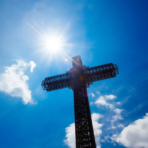 Millennium Cross em um topo da montanha Vodno acima de Skopje, Macedônia — Fotografia de Stock