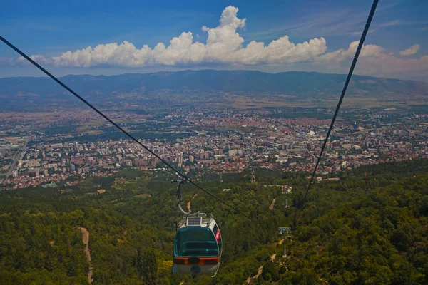 Skopje, Makedonie - 29. červenec 2016: Letecký pohled na lanovku na V — Stock fotografie