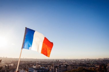 Günbatımında Fransa 'nın Sacre Coeur Bazilikası' ndan Paris manzarasının arka planında Fransa Bayrağı