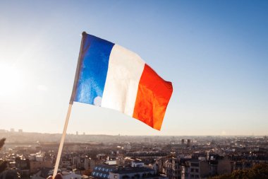 Günbatımında Fransa 'nın Sacre Coeur Bazilikası' ndan Paris manzarasının arka planında Fransa Bayrağı