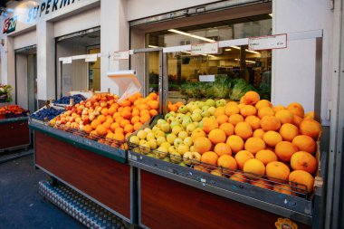 PARIS - 6 Ekim 2016: Paris, Fransa 'da gıda süpermarketi. Paris 'in kaynakları harika ve çoğu zaman çok güzel ve atmosferik..