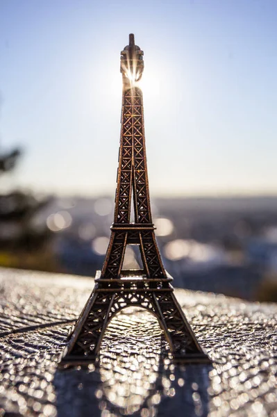 Paris Frankreich Oktober 2016 Montmartre Eiffelturm Souvenitspielzeug Hintergrund Des Sonnenaufgangs — Stockfoto