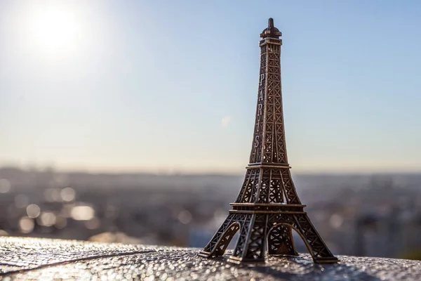 Paris Frankreich Oktober 2016 Montmartre Eiffelturm Souvenitspielzeug Hintergrund Des Sonnenaufgangs — Stockfoto