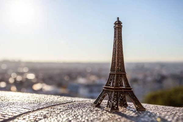 Paris Frankreich Oktober 2016 Montmartre Eiffelturm Souvenitspielzeug Hintergrund Des Sonnenaufgangs — Stockfoto