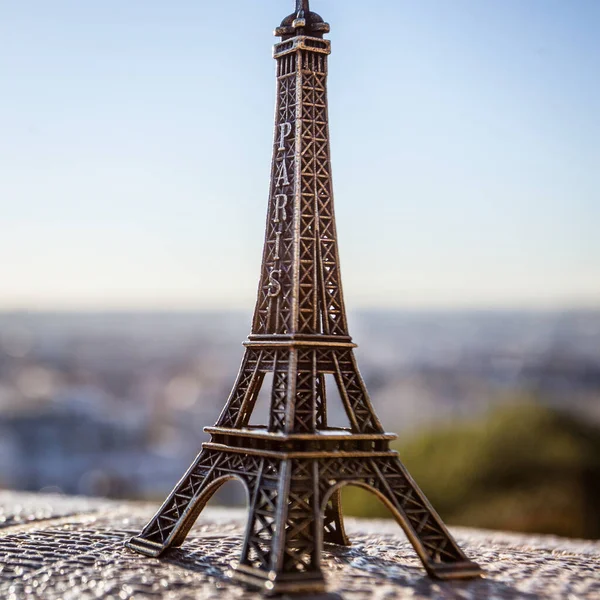 Paris Frankreich Oktober 2016 Montmartre Eiffelturm Souvenitspielzeug Hintergrund Des Sonnenaufgangs — Stockfoto