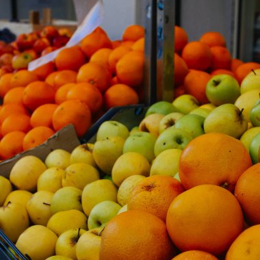 Pazarda meyveli tezgah