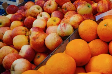 Portakallar ve diğer meyveler bir pazarda sergileniyor