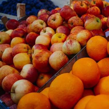 Portakallar ve diğer meyveler bir pazarda sergileniyor