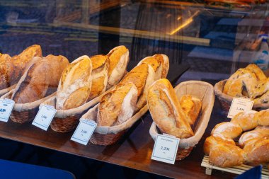 Fransız pastanesinde biraz ekmek.