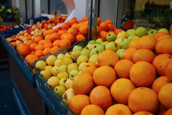 Pomeranče Jiné Ovoce Vystavené Stánku — Stock fotografie