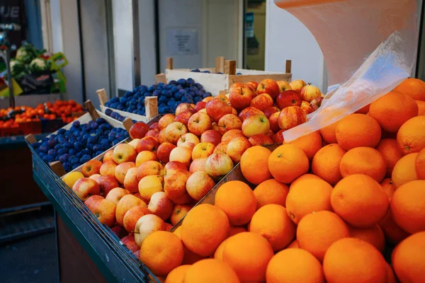 Manzanas Naranjas Ciruelas Para Venta Mercado — Foto de Stock