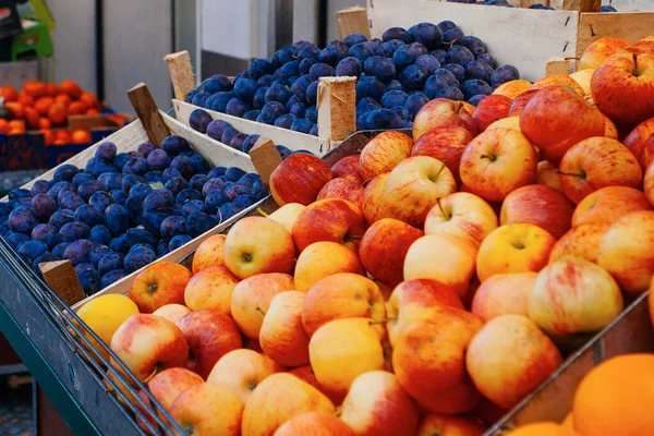 Manzanas Naranjas Ciruelas Para Venta Mercado — Foto de Stock