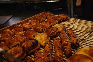 Fransız pastaları bir pastanede sergileniyor. 